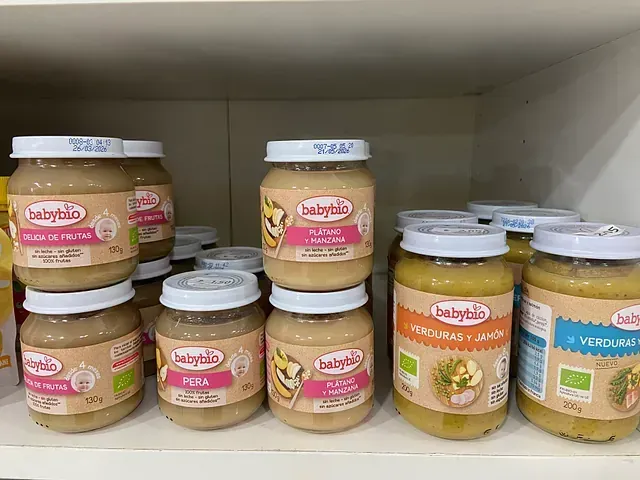 Un estante lleno de frascos de comida para bebés.
