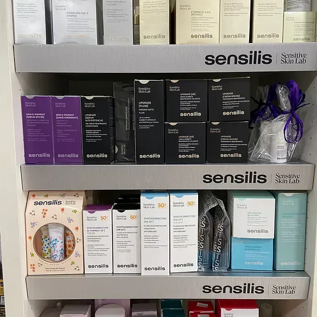 Un estante lleno de cajas de productos sensilis