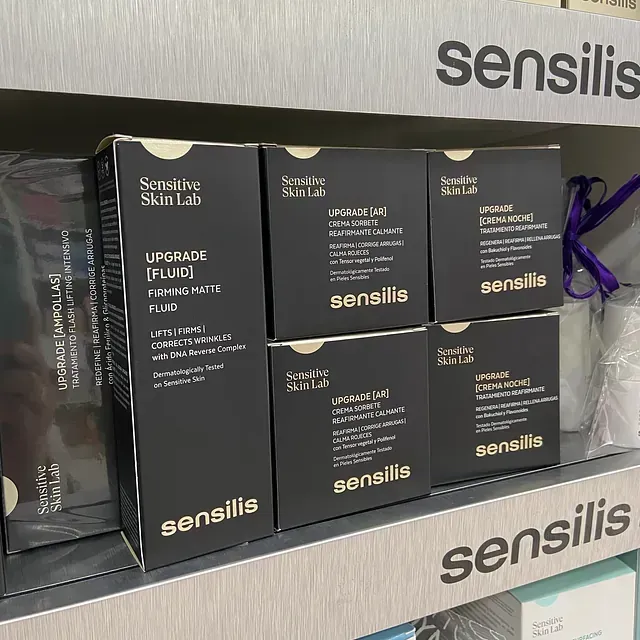 Un estante con cajas de productos sensilis.
