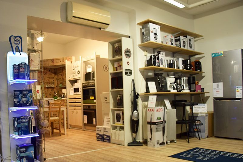 Ein Staubsauger steht in einem Geschäft