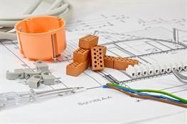 Auf einer Zeichnung liegt ein Haufen elektrischer Geräte.