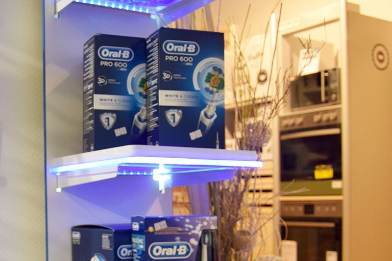 Zwei Schachteln mit Oral-B-Produkten stehen auf einem Regal