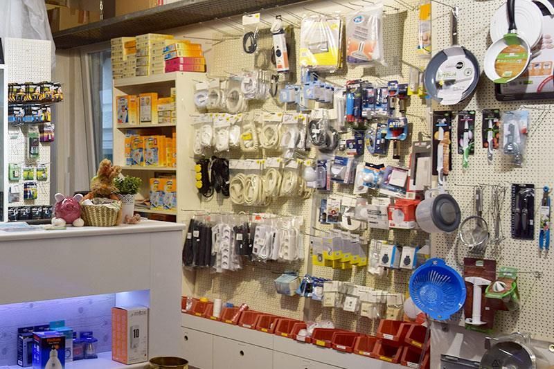 Das Innere eines Baumarkts mit einer Theke und einer Wand voller Artikel