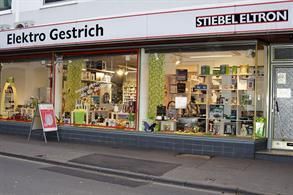 Eine Ladenfront mit einem Schild mit der Aufschrift „Elektro Gestrich“ darauf.