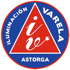 Logotipo para Iluminación Varela en círculo: triángulo rojo con “iv” y enchufe, fondo azul, “ILUMINACÓN VARELA” y “ASTORGA” en blanco.