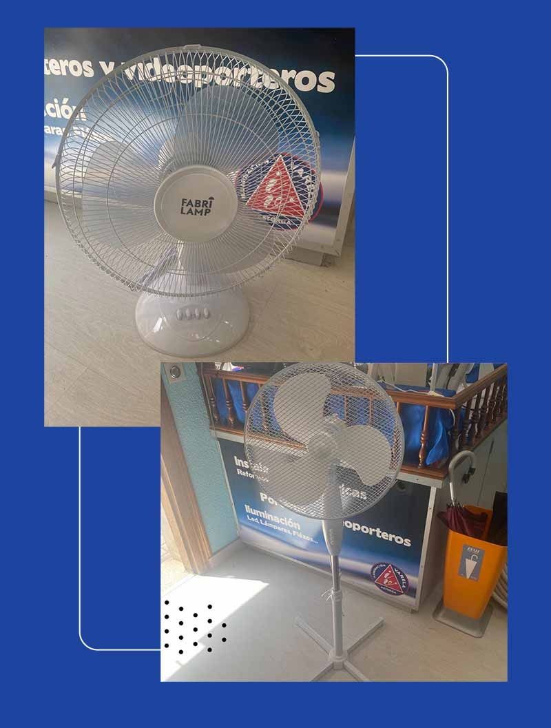 Dos ventiladores eléctricos, uno de sobremesa y otro de pie, sobre fondo azul.