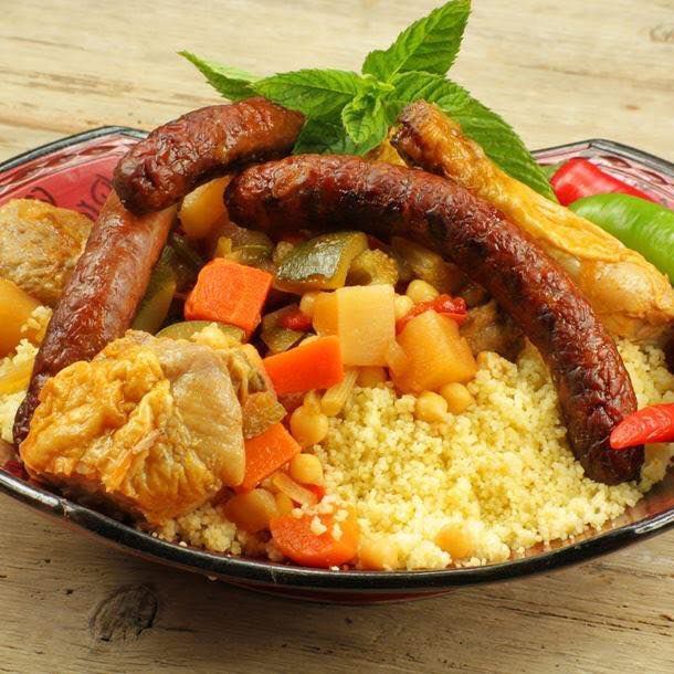Une assiette de couscous.