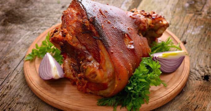 Une assiette de viande.