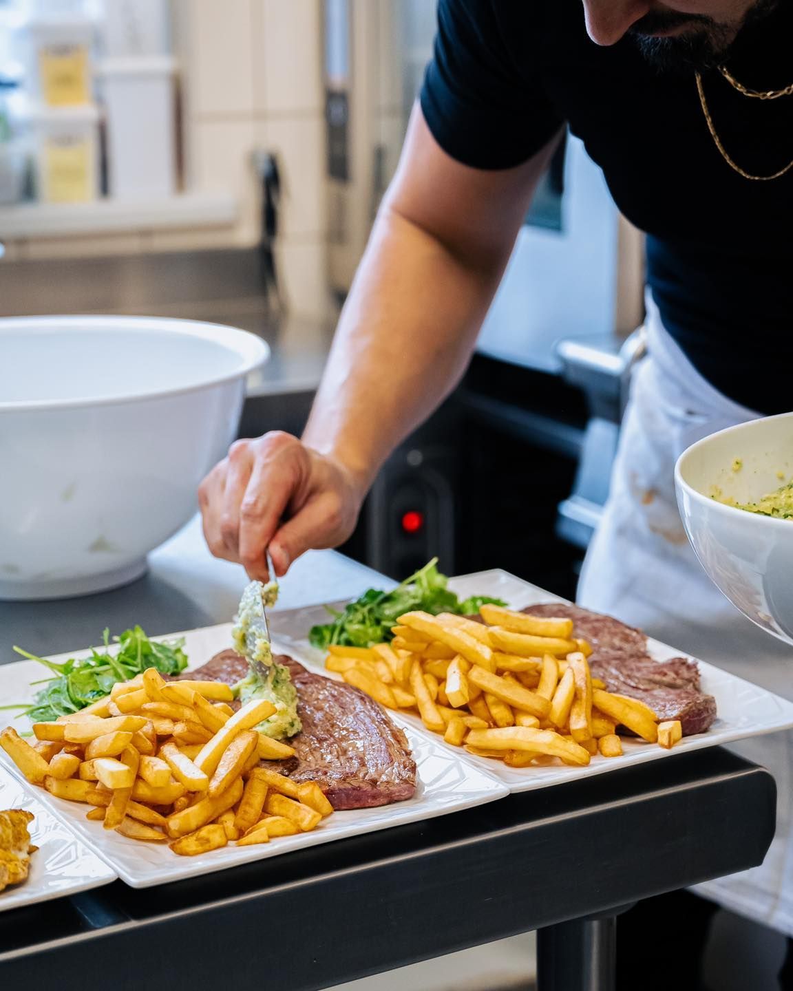 Des assiettes de frites.