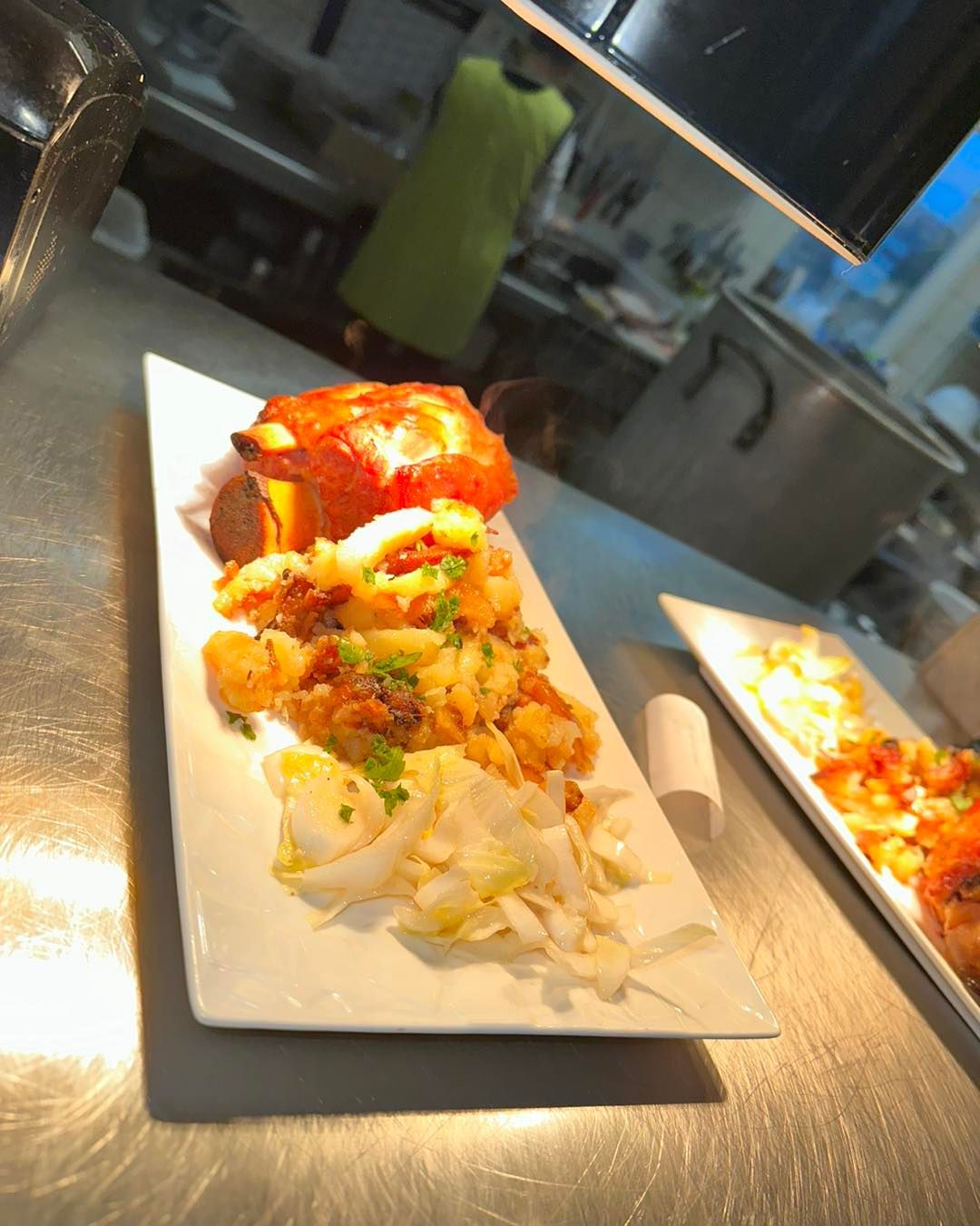 Un plat avec de la viande et des féculents.