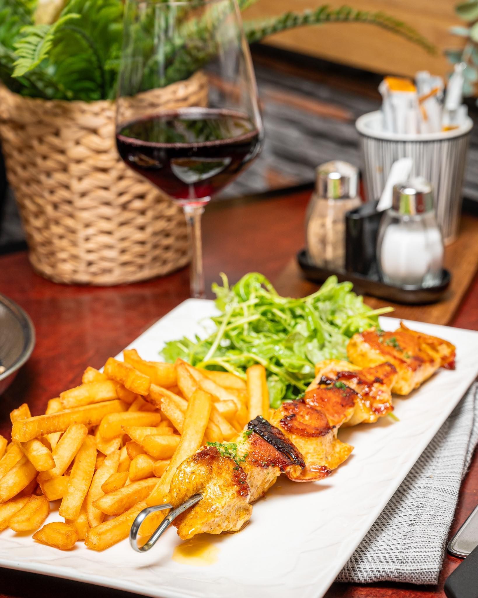 Une assiette de nourriture et un verre de vin.