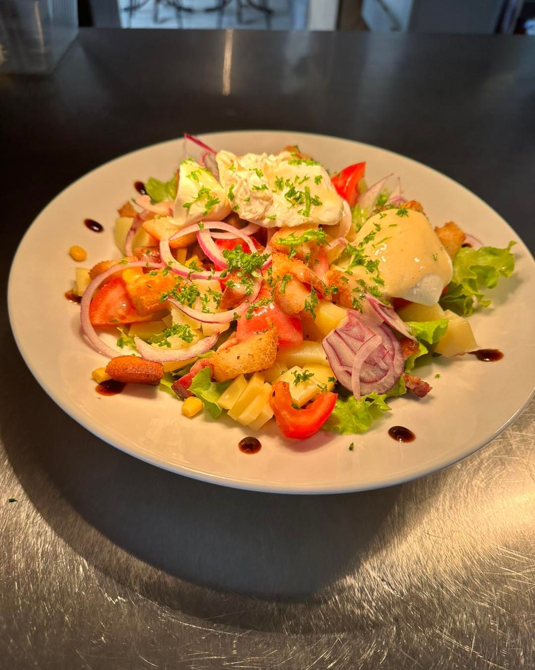 Une assiette de salade.