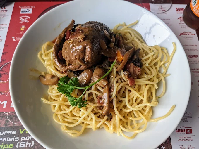Un plat de nourriture.