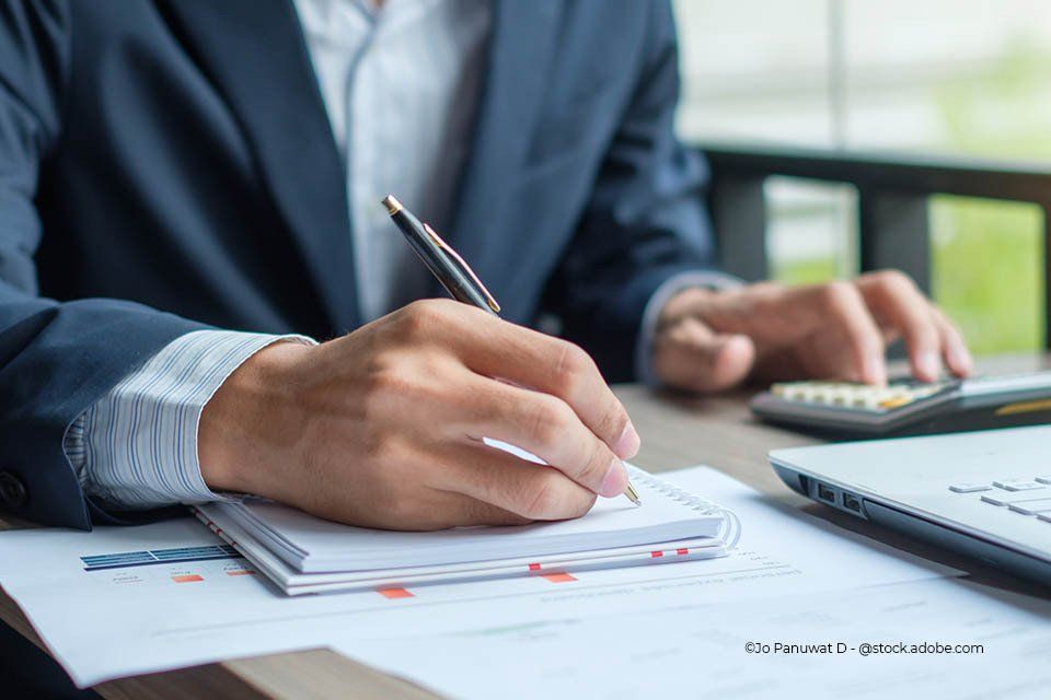 Mitarbeiter von Steuerberater Markus Stenmans macht Notizen