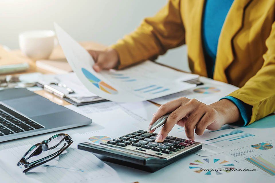 Mitarbeiter von Steuerberater Markus Stenmans mit Taschenrechner