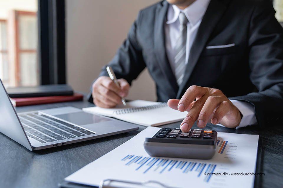 Mitarbeiter von Steuerberater Markus Stenmans mit Taschenrechner