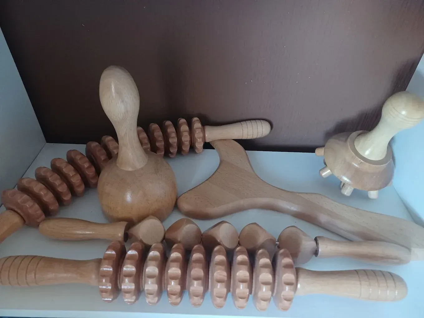 Persona con traje de protección rociando un sistema de pesticida montado en un vehículo sobre arbustos