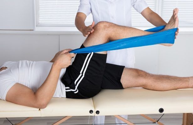 Cucarachas arrastrándose sobre migas y baldosas en el piso cerca de una pared.