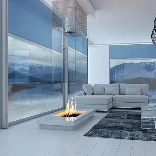 Sala de estar moderna con grandes ventanales, una chimenea baja, un sofá modular gris y vistas a la montaña.