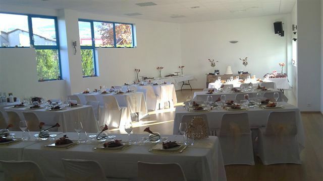 Préparation d'une salle de mariage