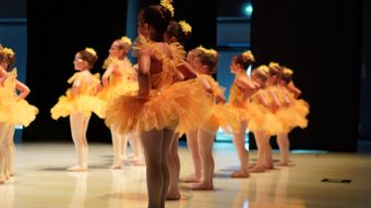 Des petites filles qui dansent en tutu