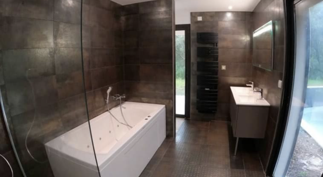 Salle de bains foncée avec baignoire