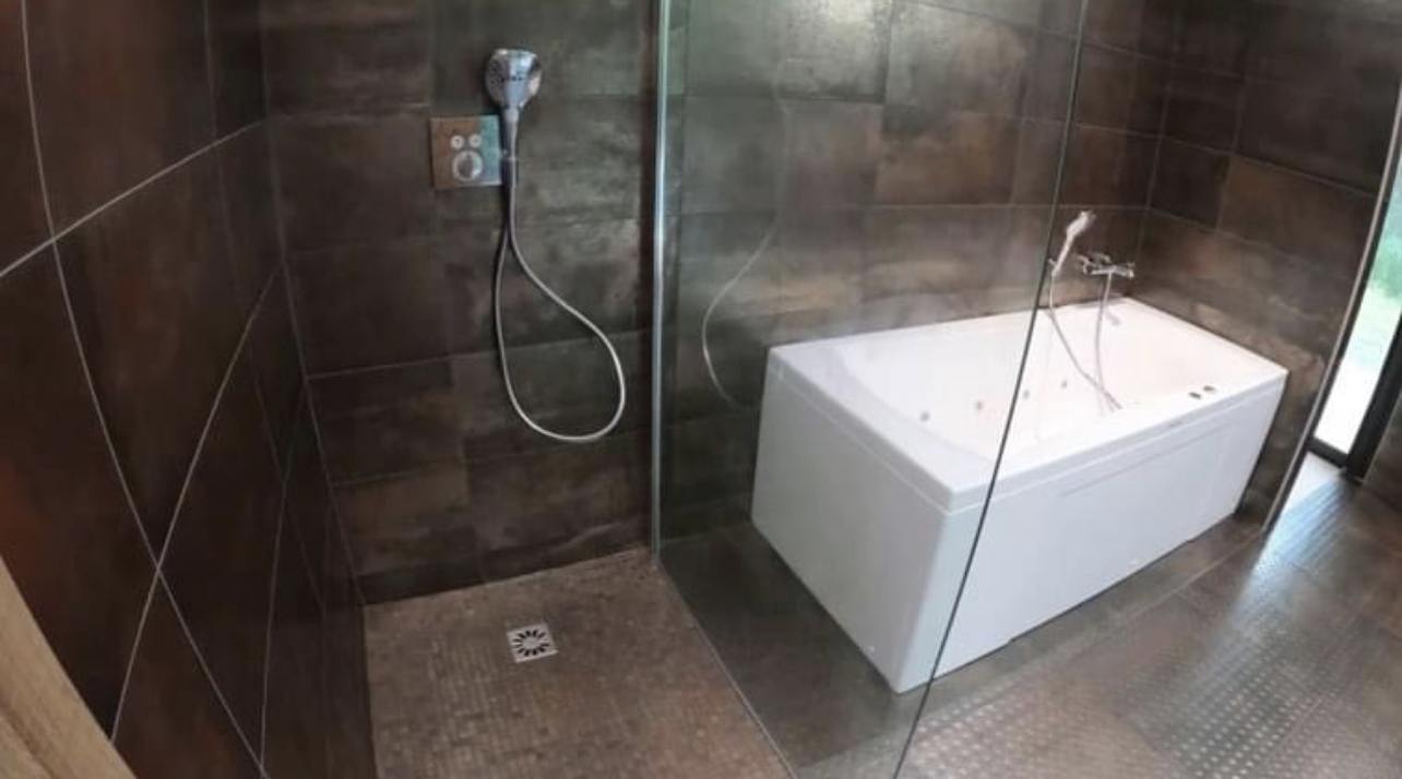 Salle de bains foncée