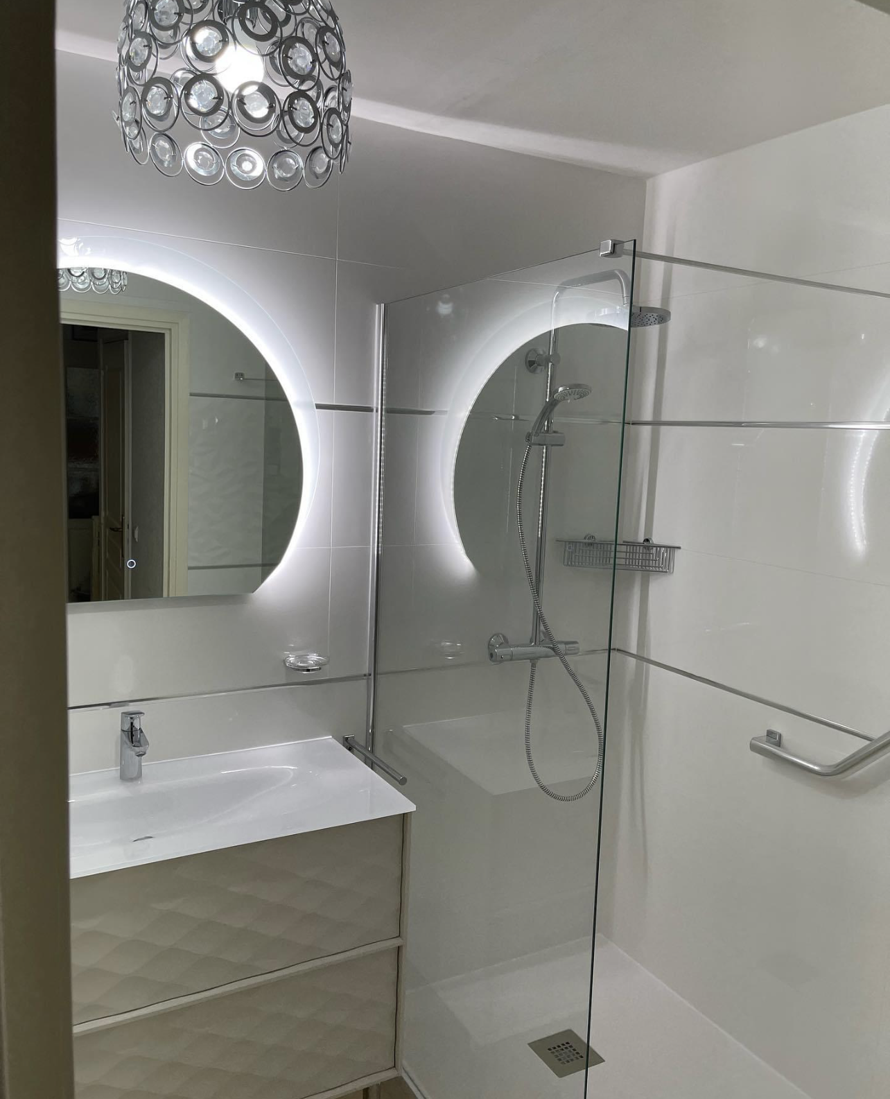 Lavabo et lumière derrière miroir