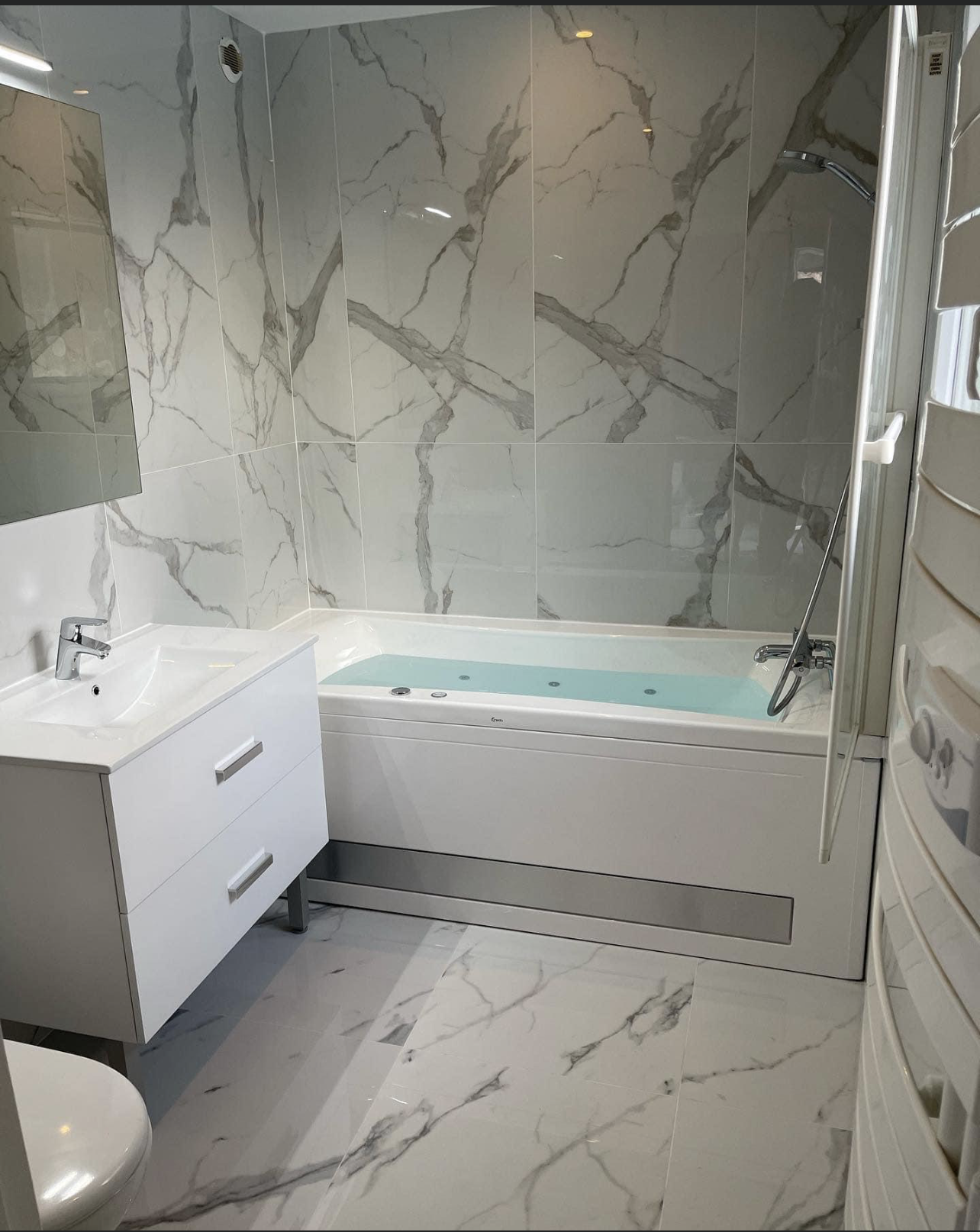 Salle de bains avec baignoire