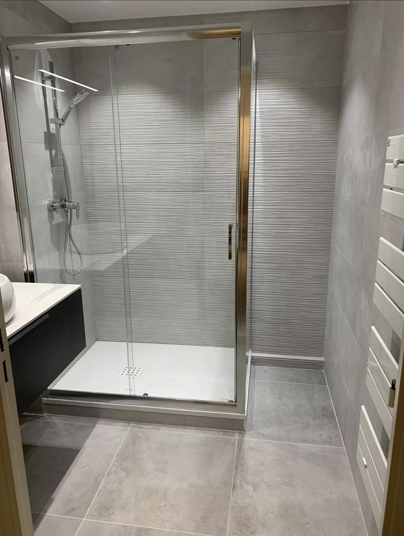 Douche avec revêtement grisé