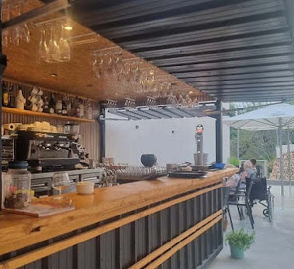 Un bar con muchas copas de vino en el techo.