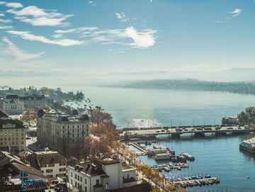 Eine Luftaufnahme einer Stadt, umgeben von Wasser und Gebäuden.