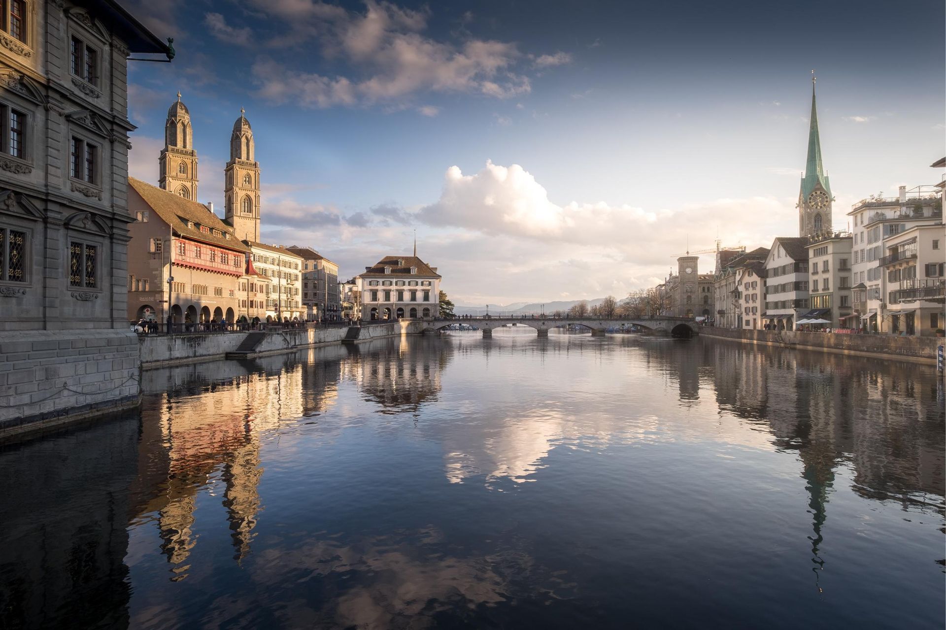 Ein Fluss fließt durch eine Stadt mit Gebäuden und einer Brücke.