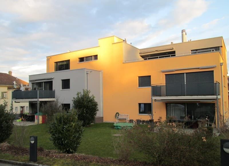 Ein Gebäude mit vielen Fenstern und Balkonen. Foto von der Bruppacher Verwaltungs AG