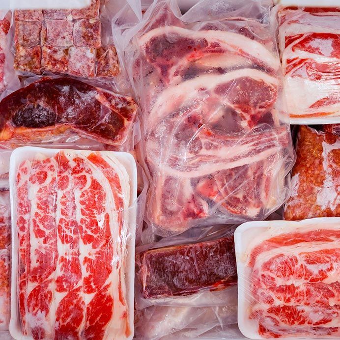 Hay muchos tipos diferentes de carne en envases de plástico.