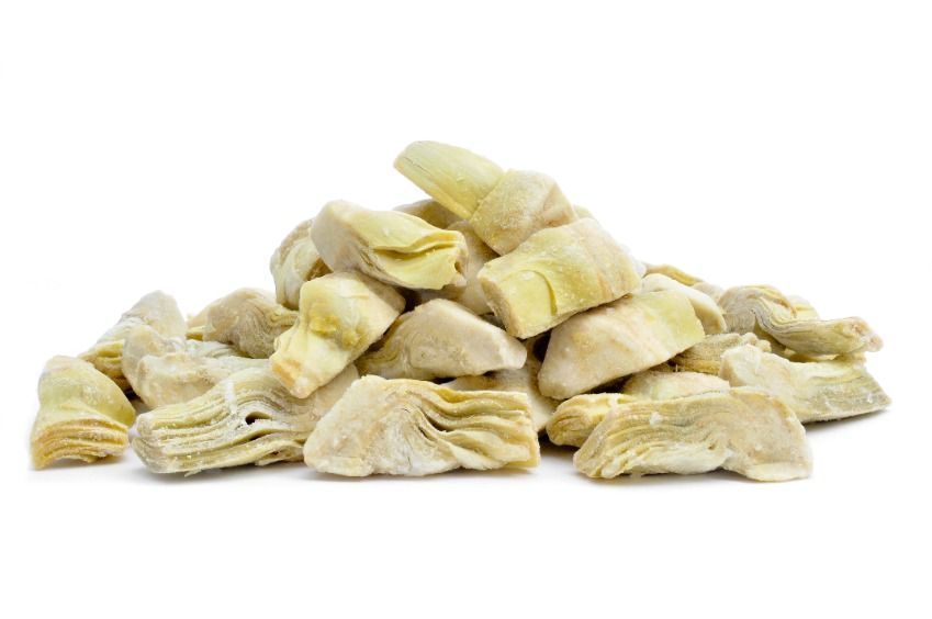 Un montón de alcachofas picadas sobre un fondo blanco.