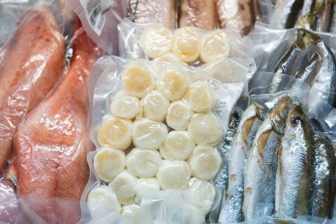 Hay muchos tipos diferentes de pescado en bolsas de plástico.