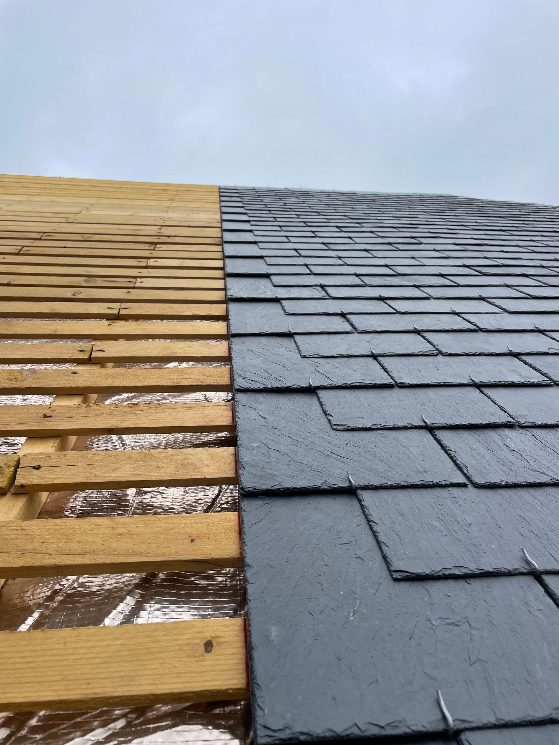 Une toiture en ardoise en cours de rénovation.