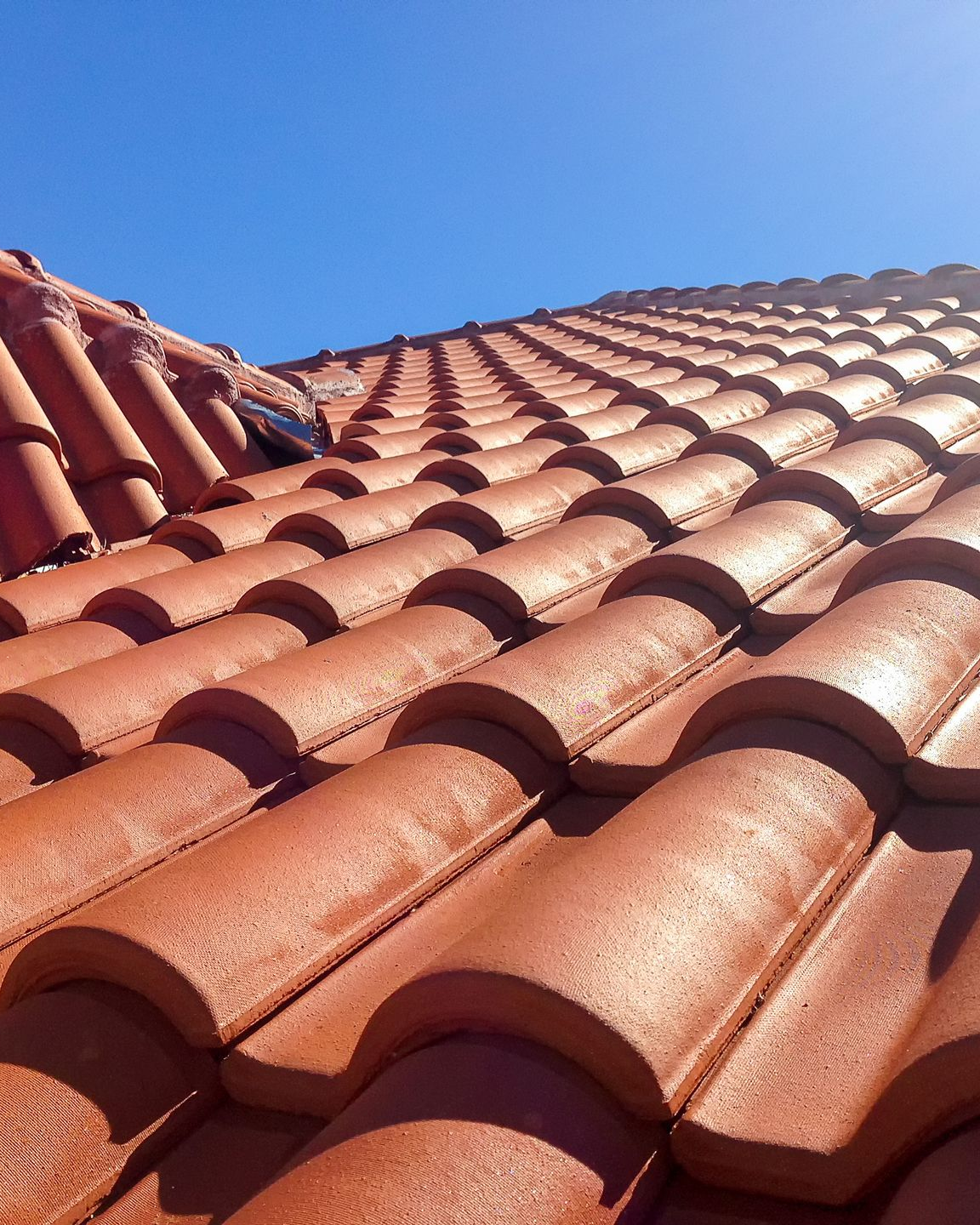 Une toiture fraîchement peinte.