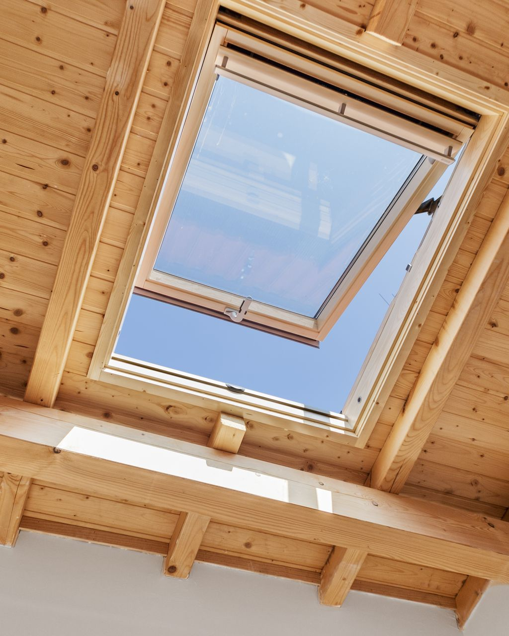 Une fenêtre de toit ouverte.