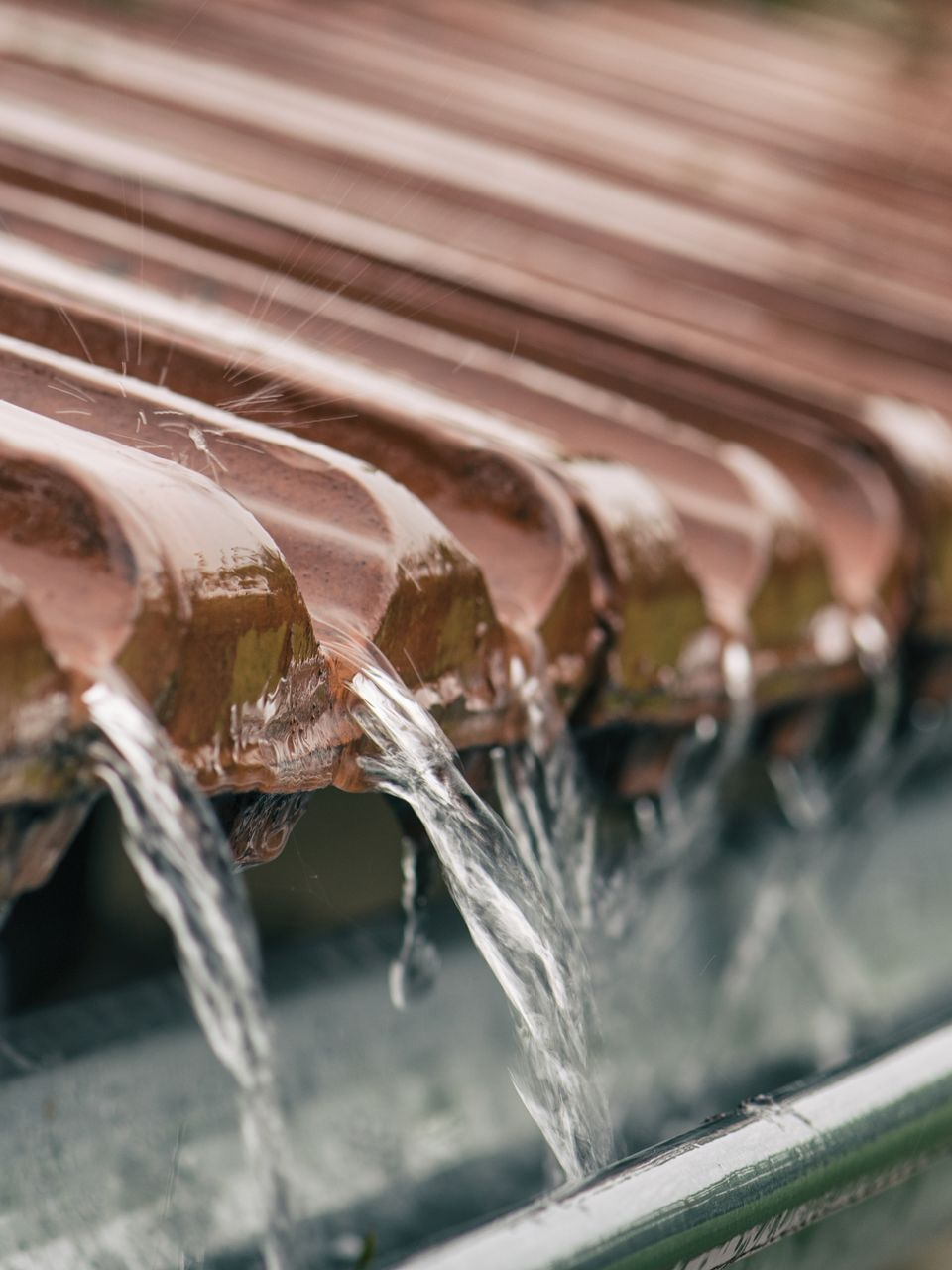 De l'eau pluviale qui s'écoule d'un toit.