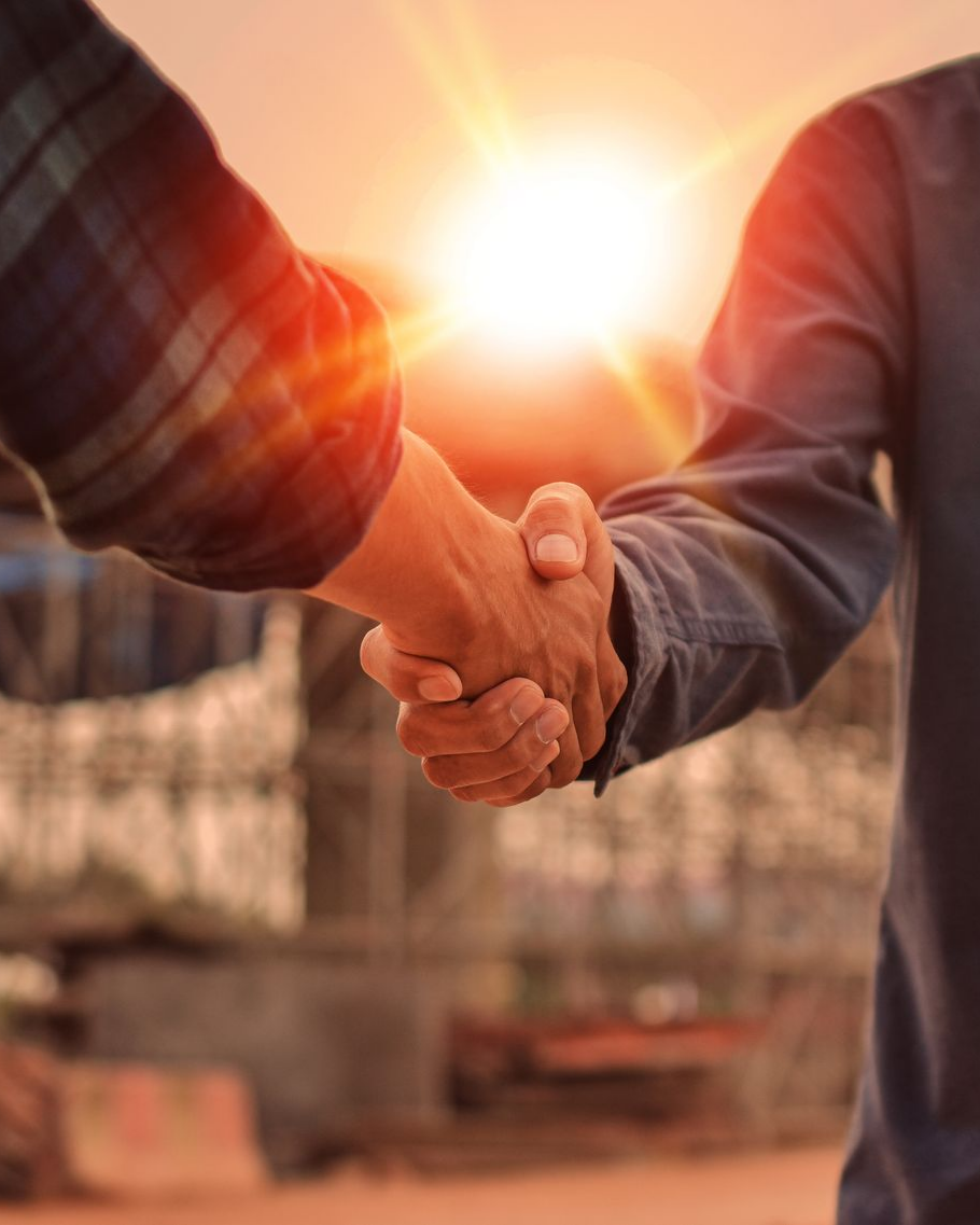 Gros plan sur une poignée de main.