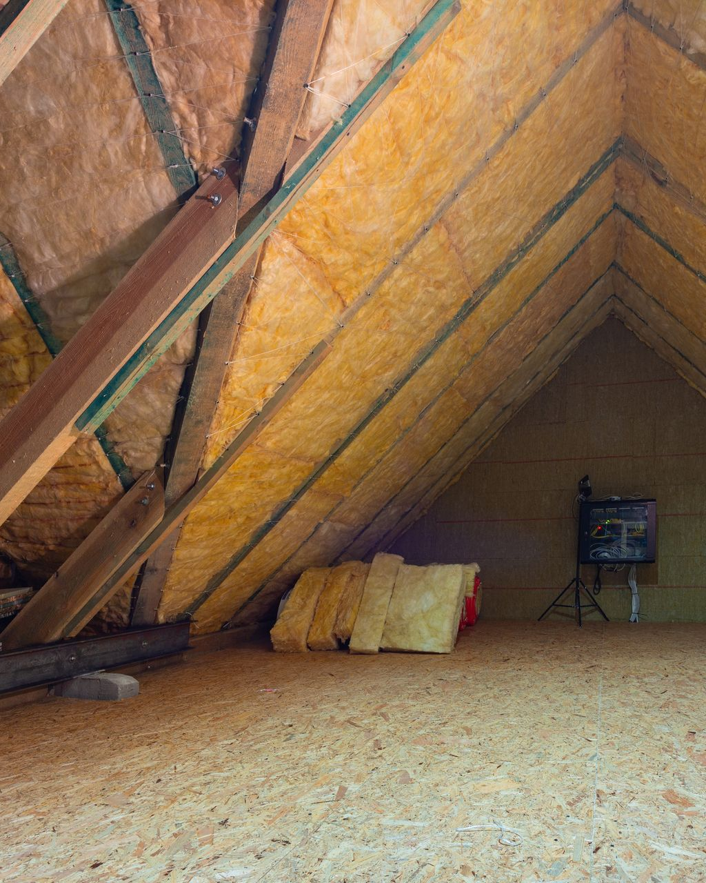 Intérieur du grenier avec isolation entre les chevrons.