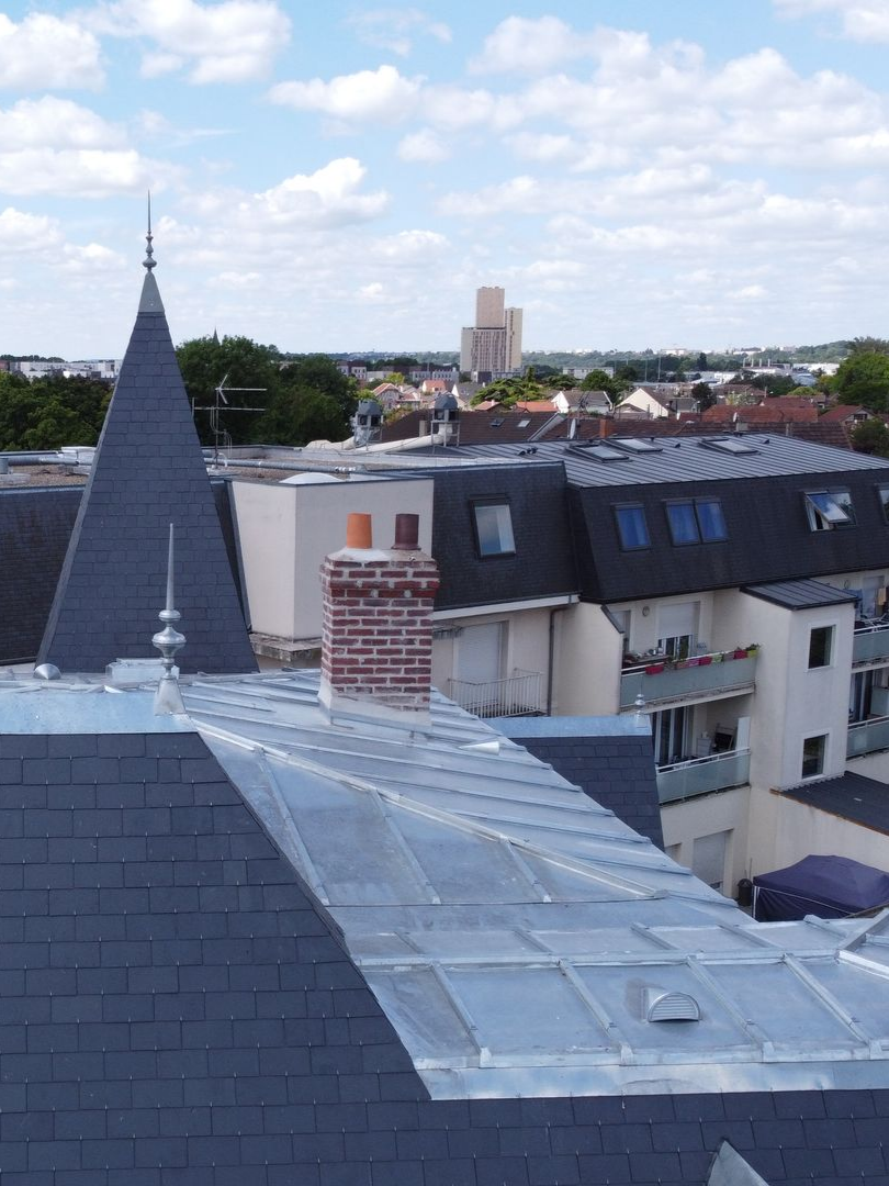 Une toiture en ardoise et en zinc.