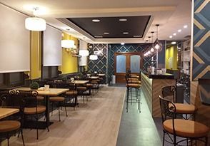 Un restaurante con mesas y sillas y un bar.