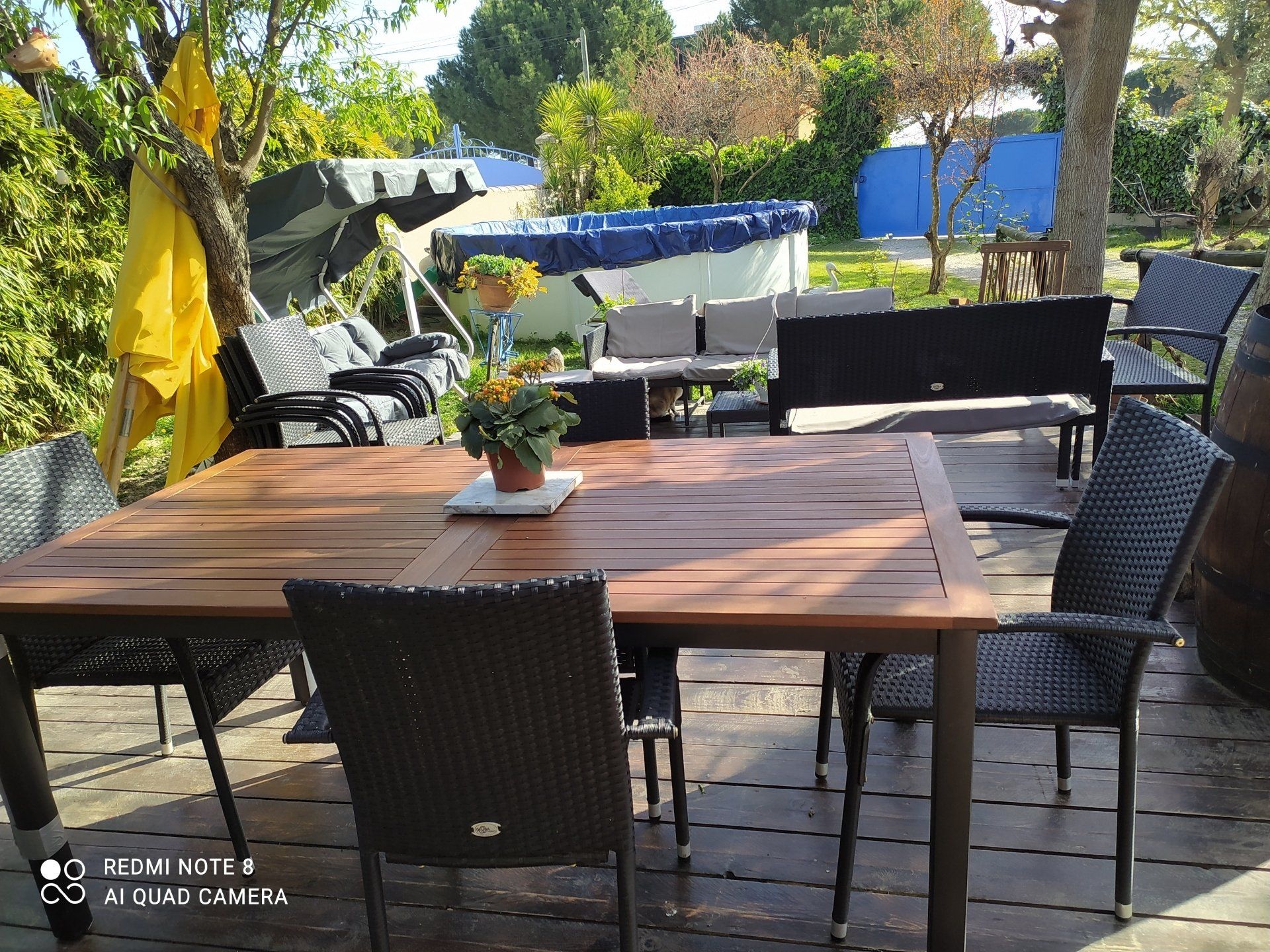 Table sur la terrasse