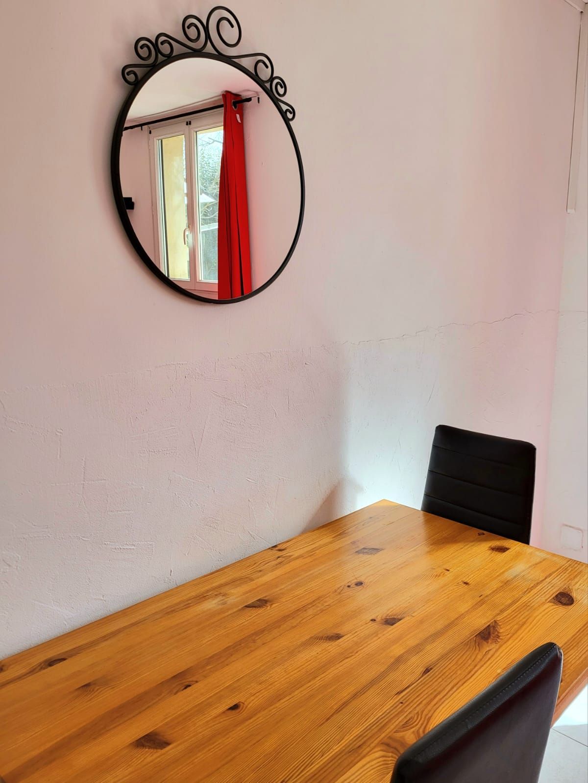 Table en bois avec des chaises et un miroir