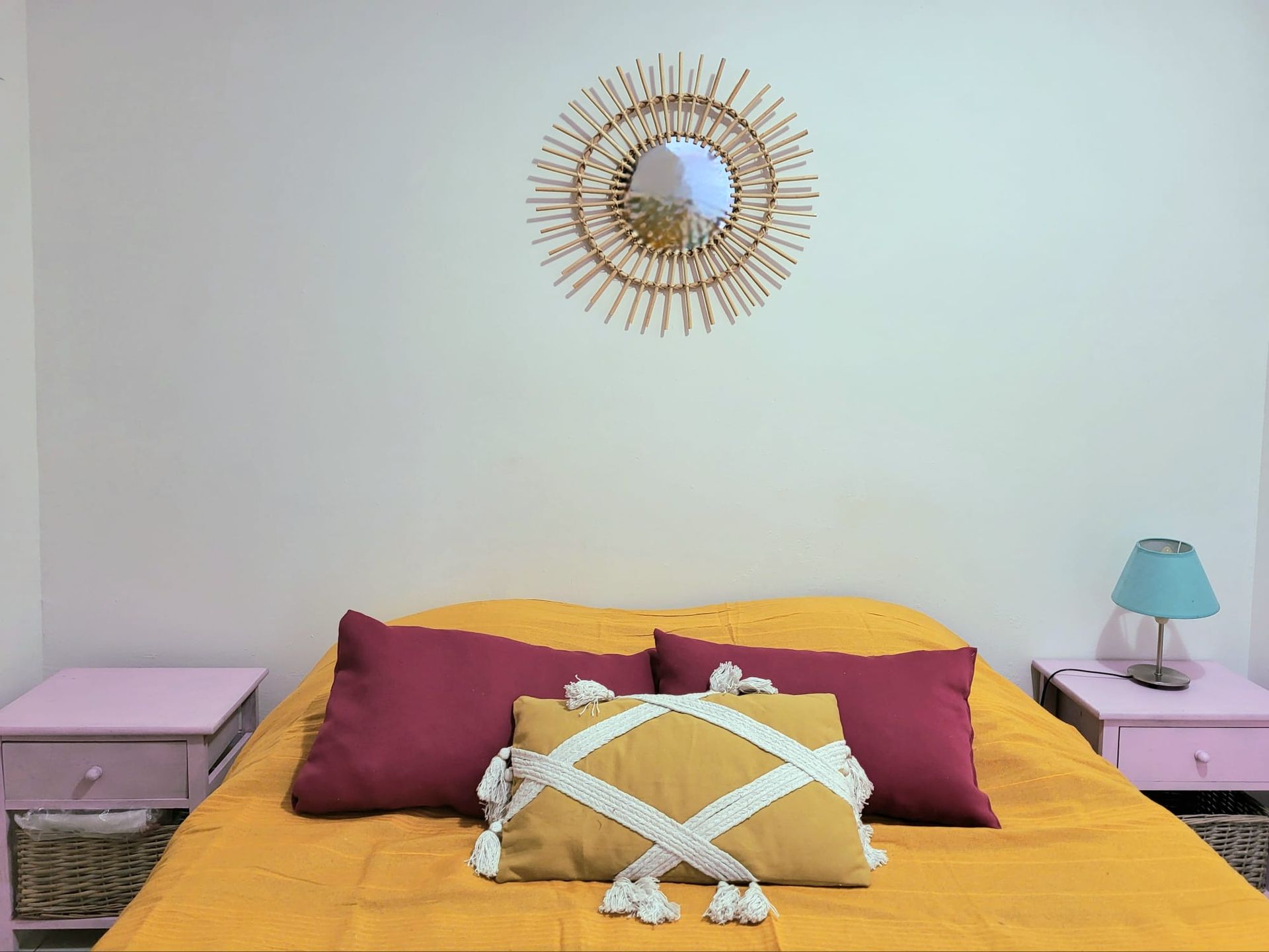 Lit jaune avec trois coussins