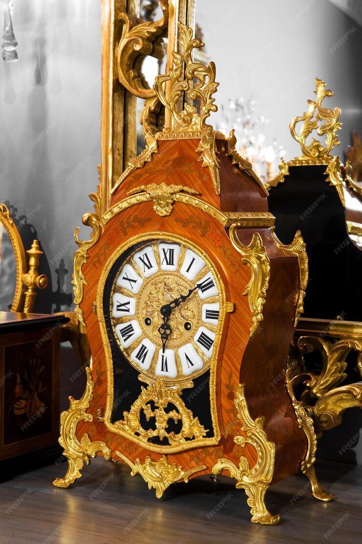 Horloge vintage avec dorure sur pieds 