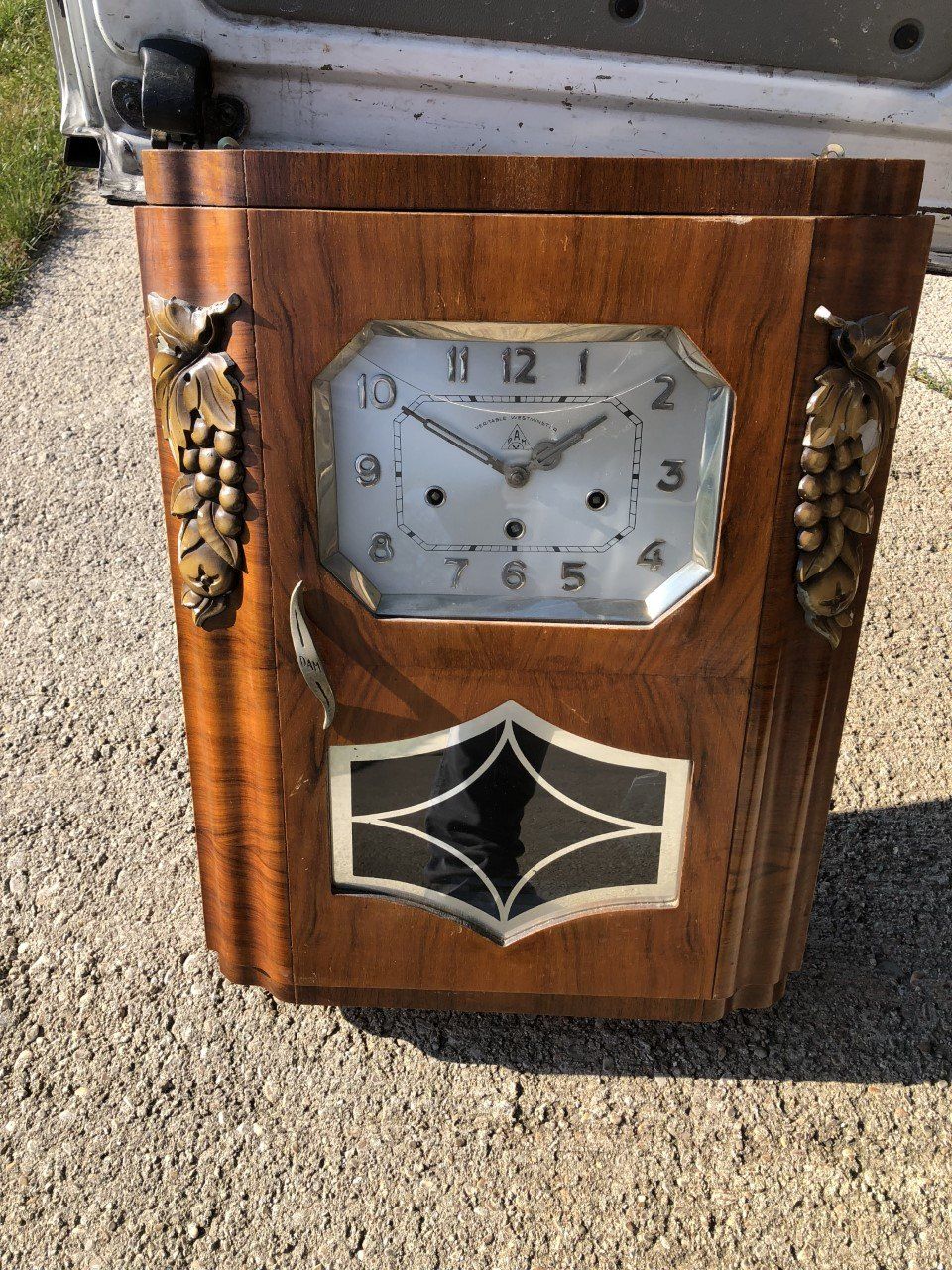 Plusieurs manteaux de fourrure sur cintre